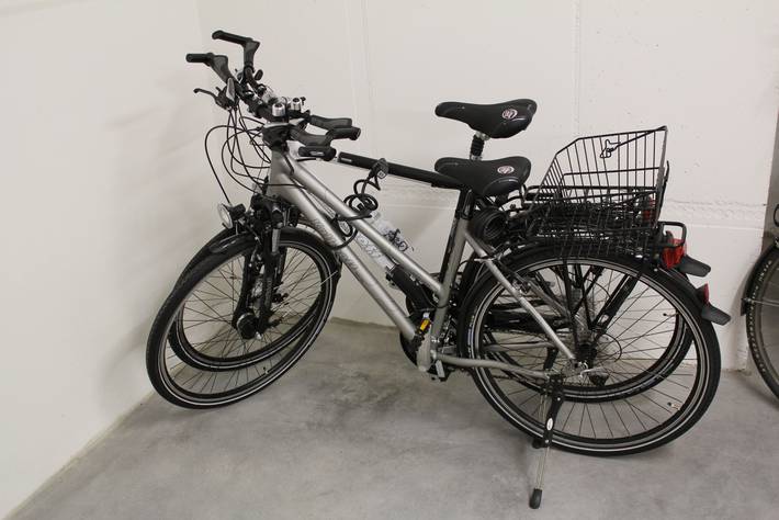 Bild zeigt die Fahrräder, die zur Ferienwohnung gehören.